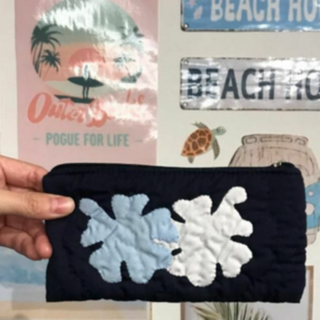 ＜正規品＞カードポーチ♡ハイビスカス♡ネイビーブルー♡ハワイアンキルト(ポーチ)