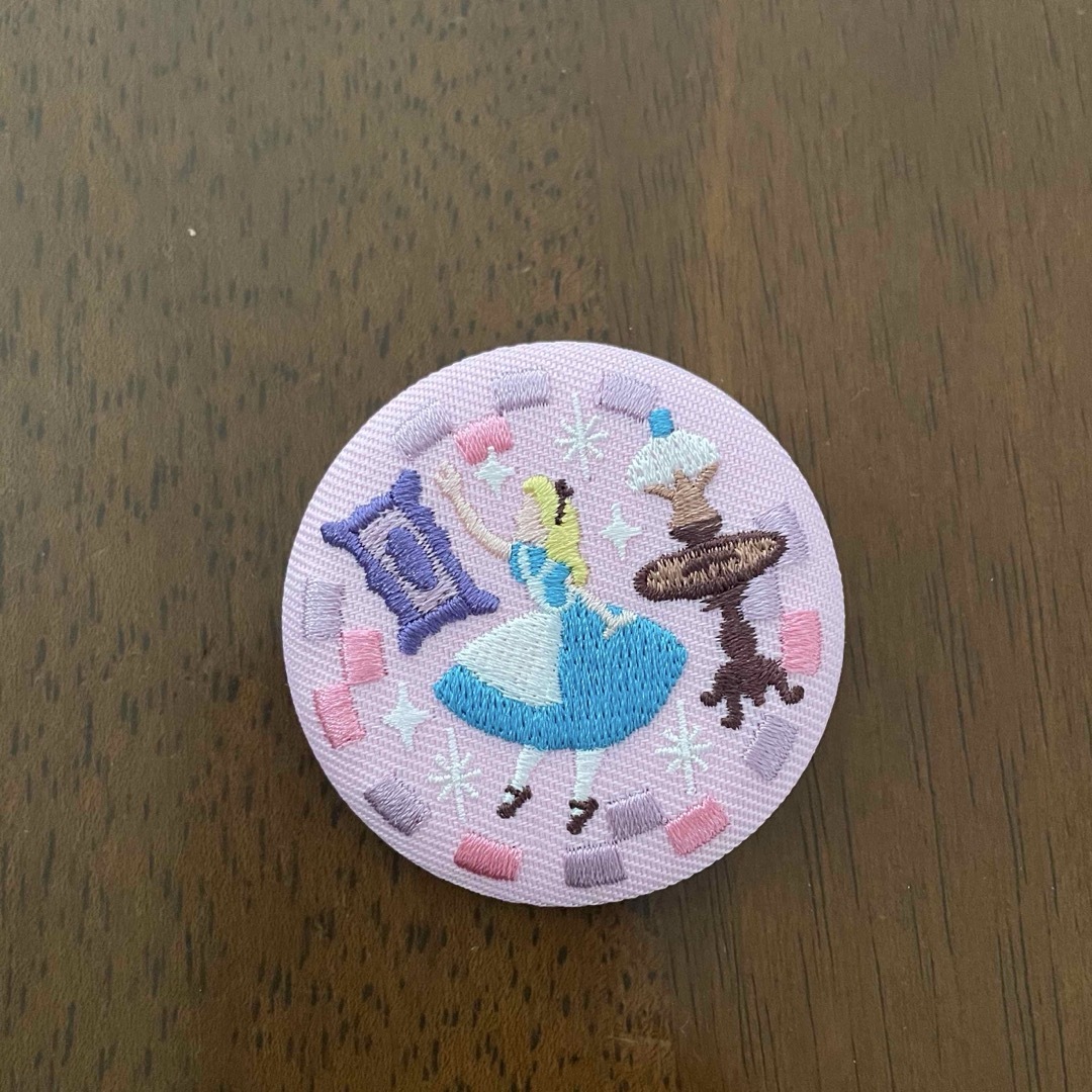 Disney(ディズニー)のディズニー刺繍缶バッチ エンタメ/ホビーのアニメグッズ(バッジ/ピンバッジ)の商品写真
