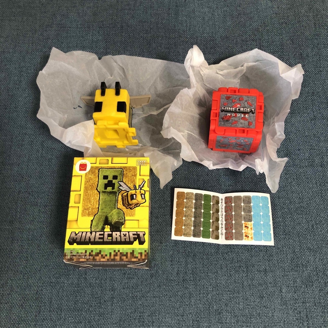 マクドナルド ハッピーセット マインクラフト ハチ レッドストーンブロック エンタメ/ホビーのフィギュア(ゲームキャラクター)の商品写真