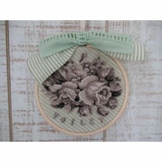 ローラアシュレイ(LAURA ASHLEY)のプチポアン　刺繍　アンティーク　蜜蝋　ローズ　トイレサイン　久家道子(置物)