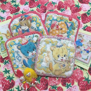 🆕レトロメリーボンボンの猫ちゃんふわふわポーチ(yellow猫ちゃん)(ポーチ)