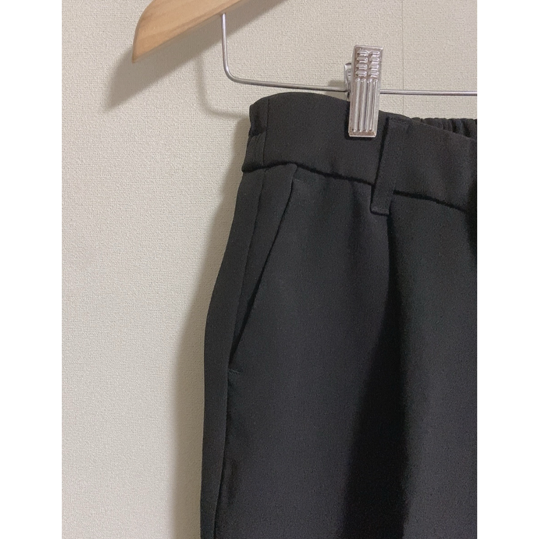 テーパードタックパンツ　スラックス　黒 レディースのパンツ(カジュアルパンツ)の商品写真