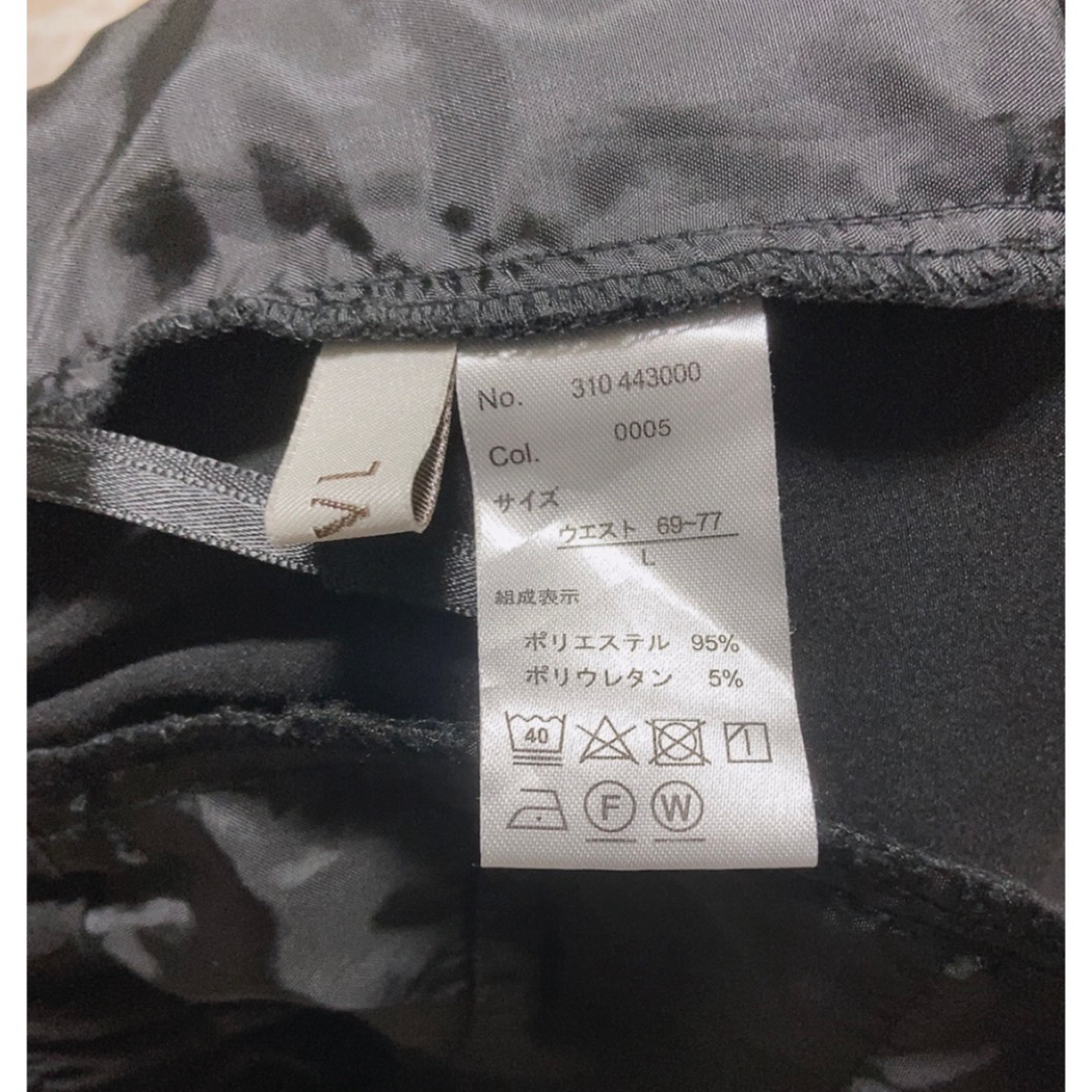 テーパードタックパンツ　スラックス　黒 レディースのパンツ(カジュアルパンツ)の商品写真