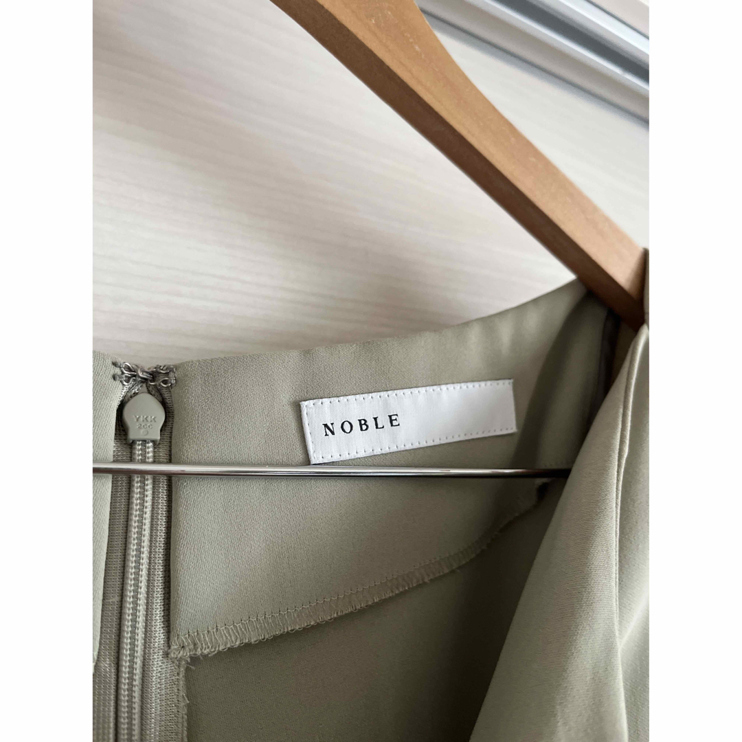 登場! Noble - Vタックボートネック エステルサテン ノーブル Noble トップス