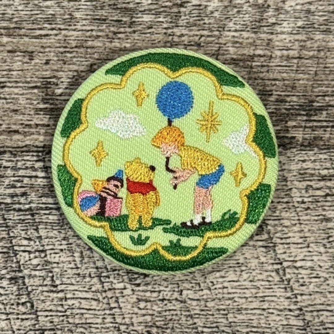 Disney(ディズニー)のディズニー 刺繍缶バッジ プーさん エンタメ/ホビーのおもちゃ/ぬいぐるみ(キャラクターグッズ)の商品写真