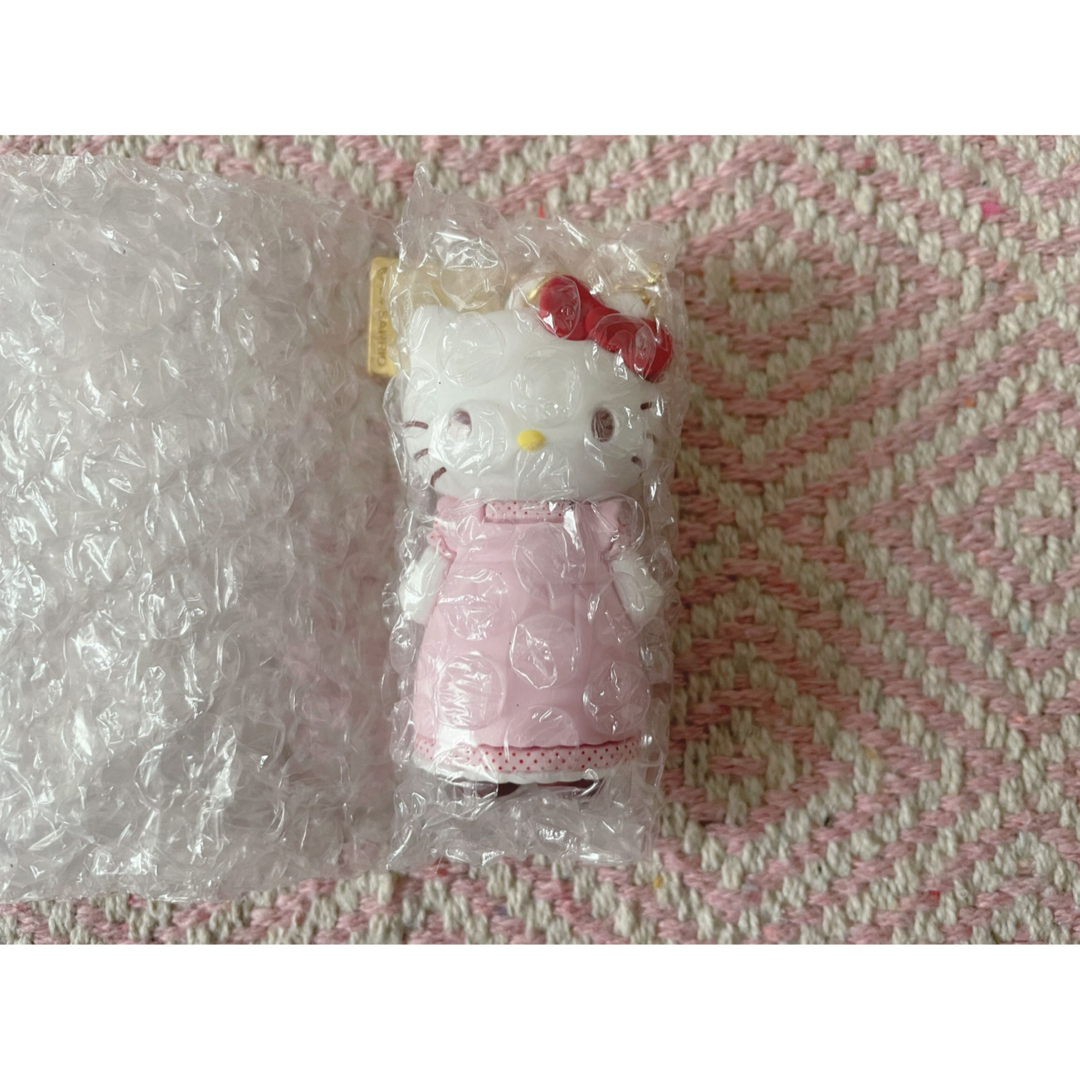 ハローキティ(ハローキティ)のハローキティ展 シークレットマスコットチャームA エプロン エンタメ/ホビーのおもちゃ/ぬいぐるみ(キャラクターグッズ)の商品写真
