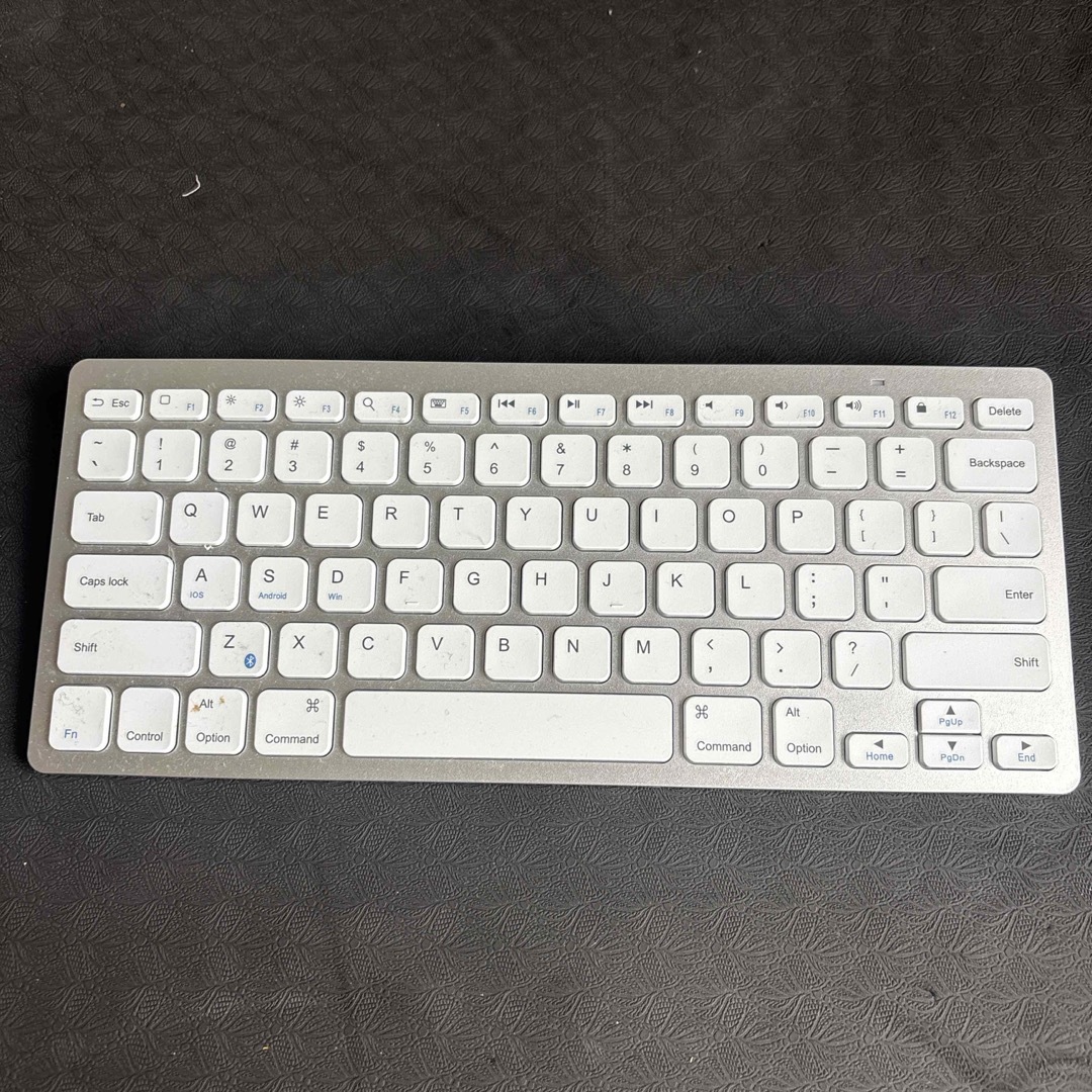 Anker(アンカー)のAnker ウルトラスリム Bluetooth ワイヤレスキーボードホワイト スマホ/家電/カメラのPC/タブレット(PC周辺機器)の商品写真