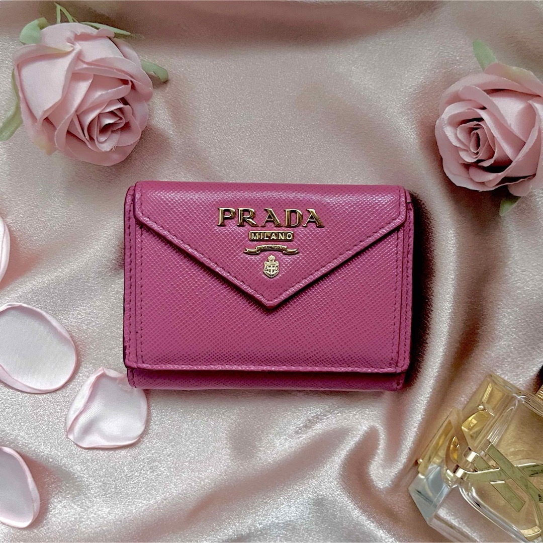 人気商品の入荷速報 入荷Now - PRADA 【美品】PRADA フューシャ 三つ折り財布 サフィアーノ 小物