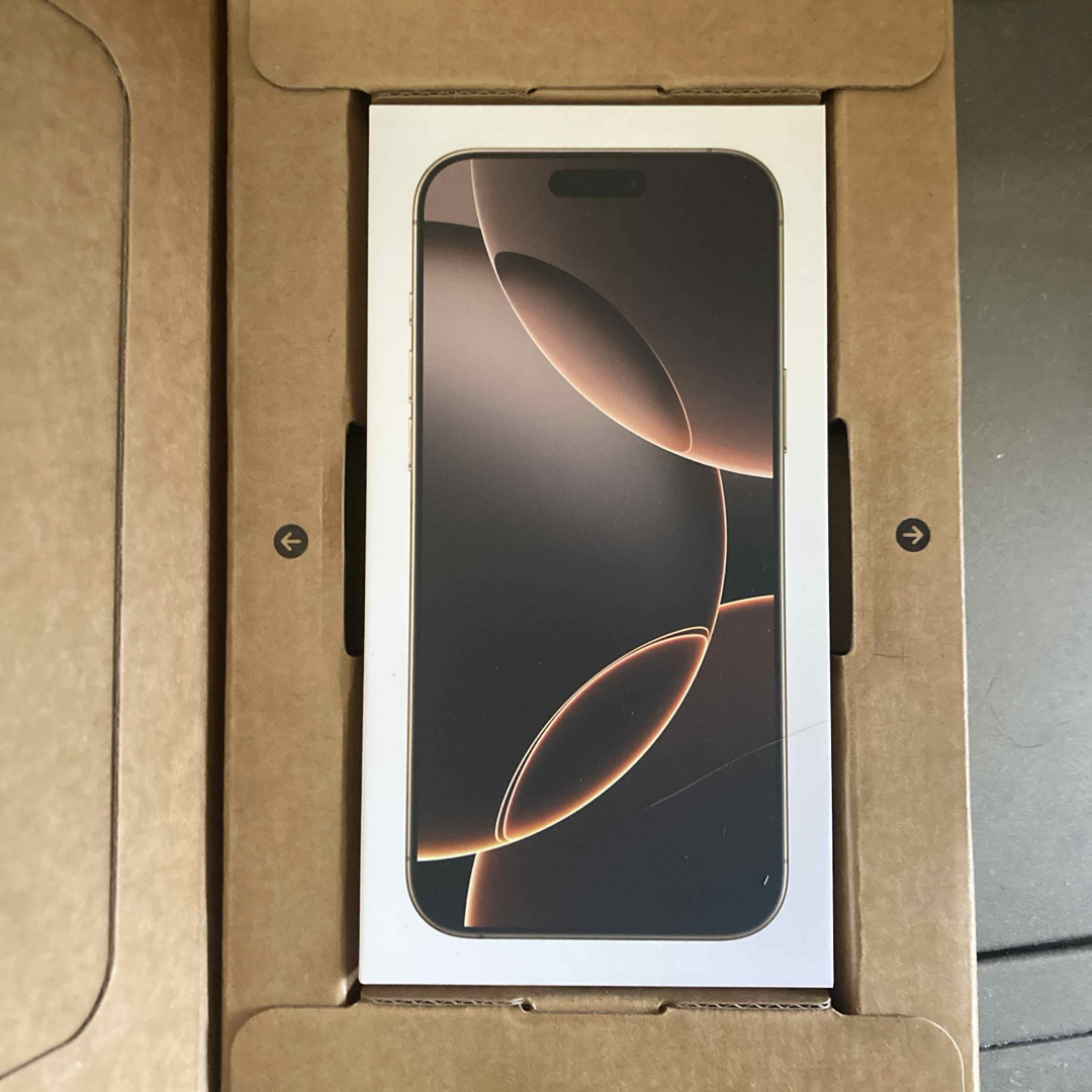 Apple(アップル)の新品 iPhone16ProMax 1TB デザートチタニウム① スマホ/家電/カメラのスマートフォン/携帯電話(スマートフォン本体)の商品写真