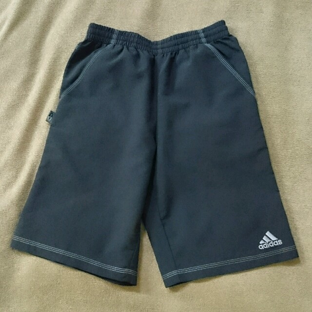 adidas(アディダス)のアディダス ハーフパンツ 150 キッズ/ベビー/マタニティのキッズ服男の子用(90cm~)(パンツ/スパッツ)の商品写真