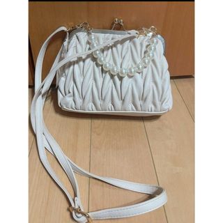 シマムラ(しまむら)のホワイトパール装飾ショルダーバッグ　ミニバッグ　パールバッグ(ショルダーバッグ)