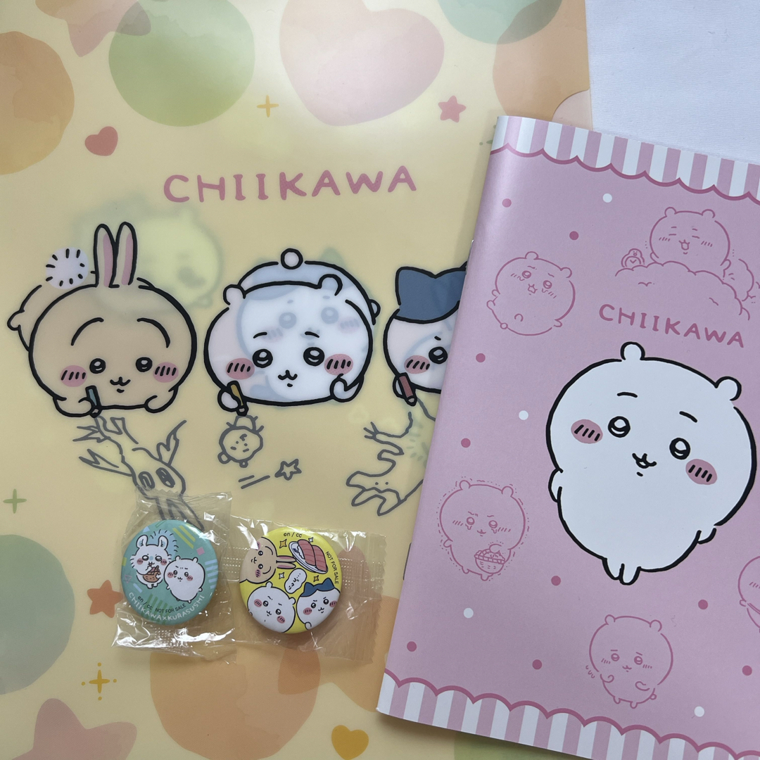 ちいかわ(チイカワ)のちいかわ くら寿司 クリアファイル 缶バッジ ミニノート エンタメ/ホビーのおもちゃ/ぬいぐるみ(キャラクターグッズ)の商品写真