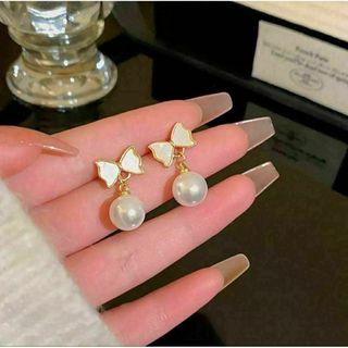 リボン ピアス パール ホワイト シンプル 可愛い デート 結婚式(ピアス)