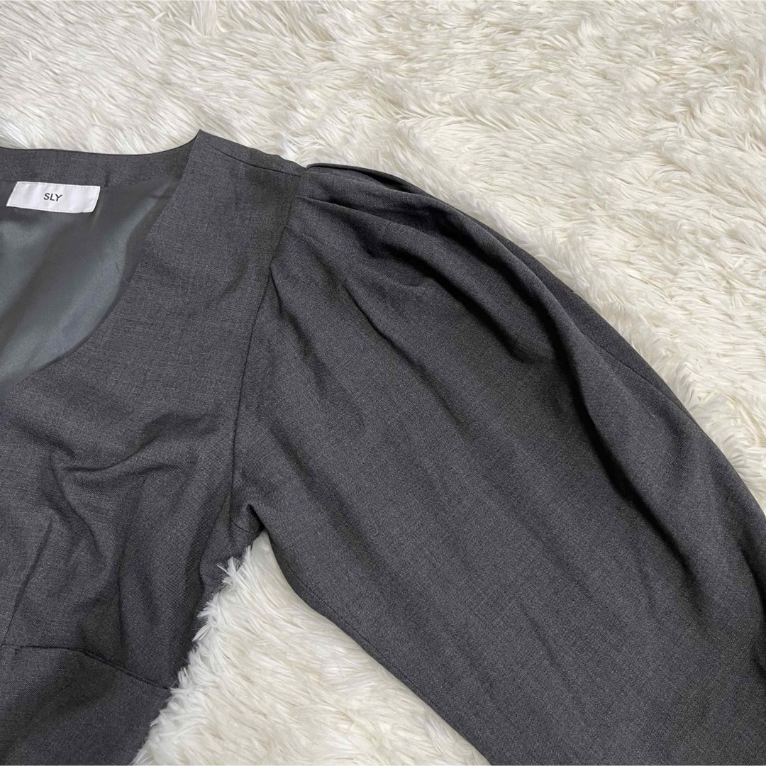 SLY(スライ)のスライ　SLY ノーカラージャケット　グレー　M パフスリーブ　アシンメトリー レディースのジャケット/アウター(ノーカラージャケット)の商品写真