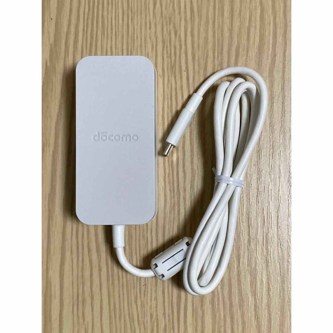 NTTdocomo(エヌティティドコモ)の【純正品】ACアダプタ 06 Type-C スマホ/家電/カメラのPC/タブレット(その他)の商品写真
