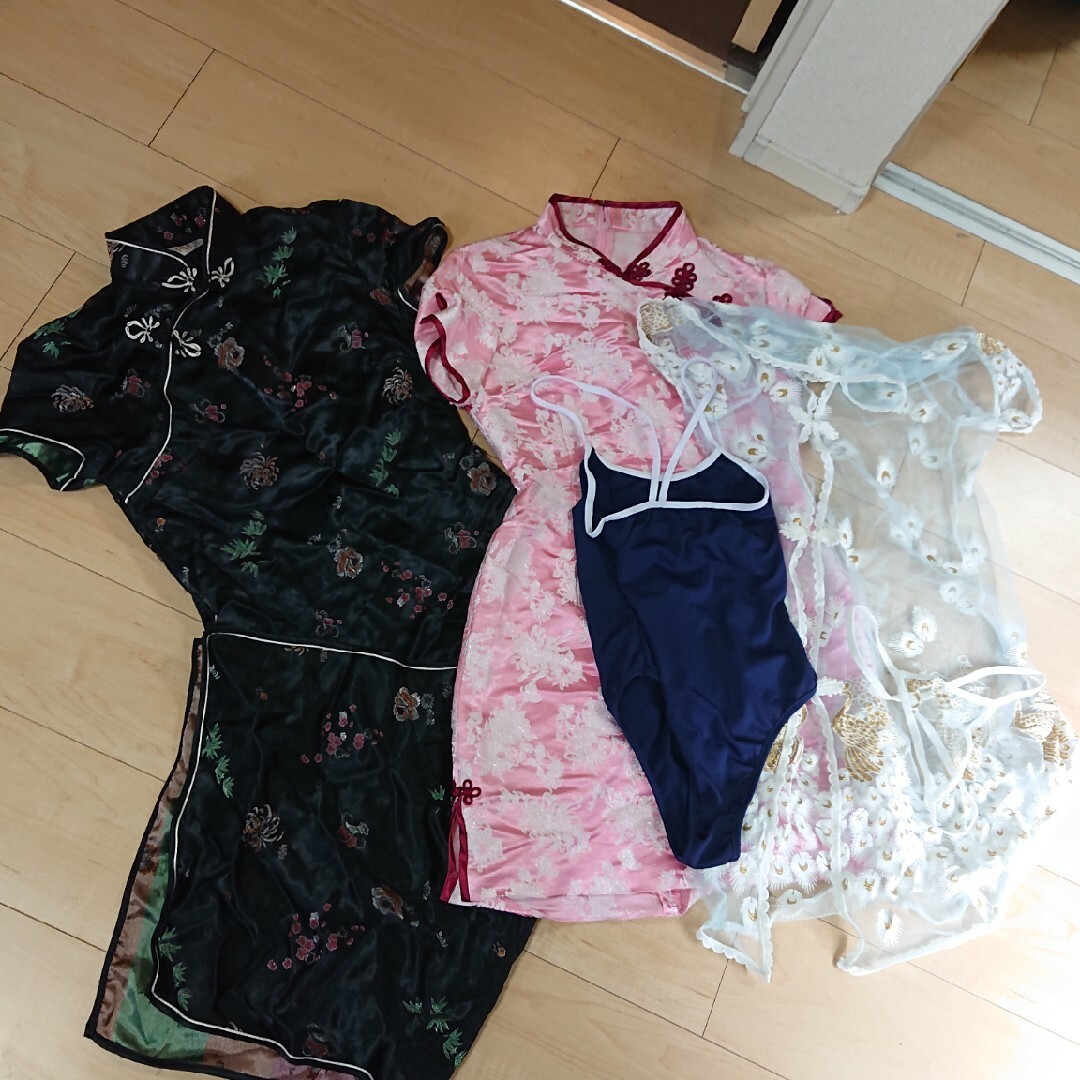 チャイナドレス3枚とスクール水着のコスプレセット 格安 エンタメ/ホビーのコスプレ(衣装)の商品写真