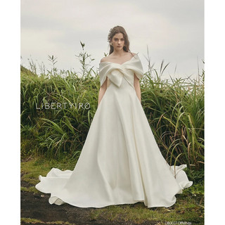 ウェディングドレス オフショルダー デザイン感 ミカドサテン ミカドサテン 結婚(ウェディングドレス)