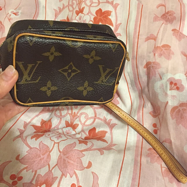 LOUIS VUITTON(ルイヴィトン)のLOIUS VUITTON✳︎【定価32760円】デジカメケース スマホ/家電/カメラのスマホアクセサリー(モバイルケース/カバー)の商品写真