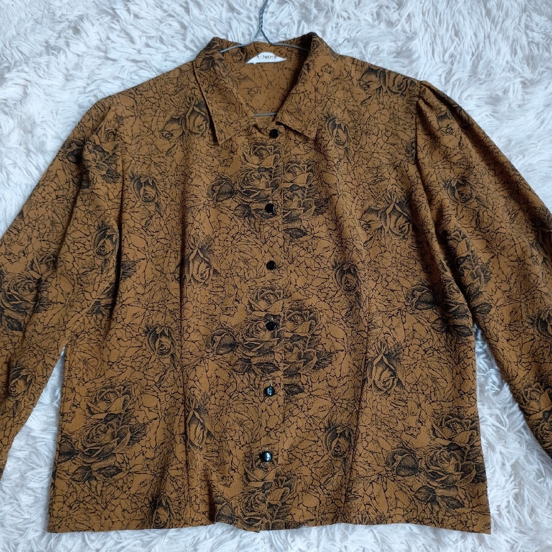 VINTAGE(ヴィンテージ)の【ヴィンテージ】シボ加工　薔薇　総柄　ブラウス　柄シャツ　ポリシャツ　パフスリ レディースのトップス(シャツ/ブラウス(長袖/七分))の商品写真