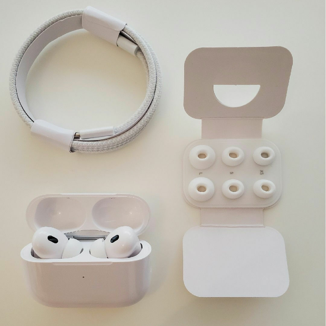 Apple(アップル)のAirpods Pro 第2世代 Type-C 箱無し 付属品あり スマホ/家電/カメラのオーディオ機器(ヘッドフォン/イヤフォン)の商品写真