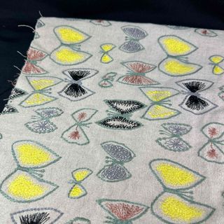 刺繍.中厚リネン.幅135cm×50cm.生成色地.蝶々(生地/糸)