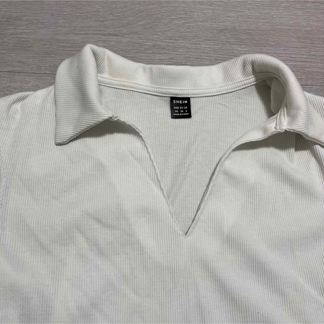 SHEIN(シーイン)のSHEIN 半袖クロップドトップス Vネック ホワイト S レディースのトップス(Tシャツ(半袖/袖なし))の商品写真