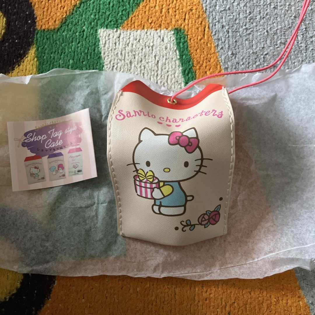 ハローキティ(ハローキティ)のキティちゃん ハローキティ キティ ショップタグ風ケース ガチャガチャ エンタメ/ホビーのおもちゃ/ぬいぐるみ(キャラクターグッズ)の商品写真