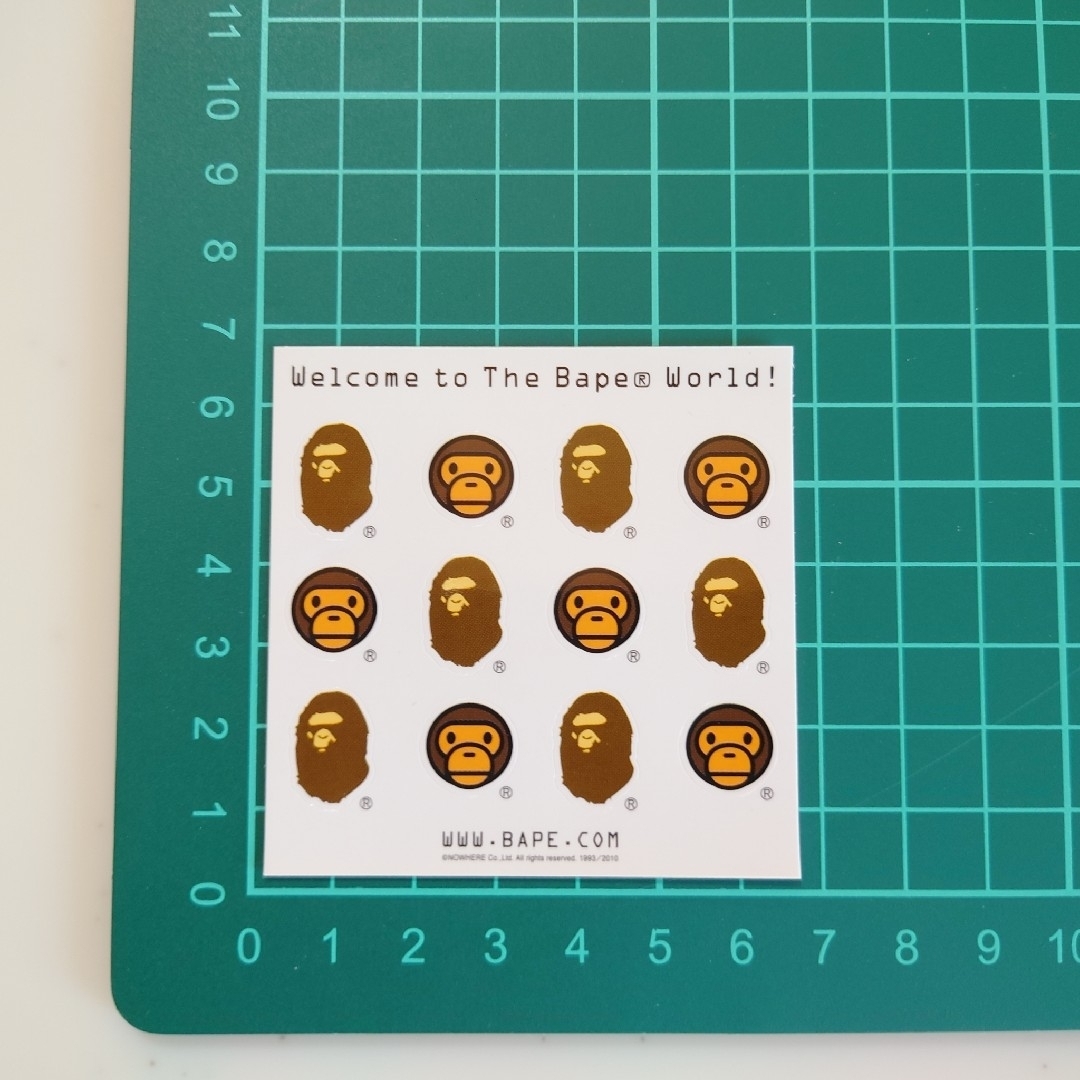 A BATHING APE(アベイシングエイプ)のアベイシングエイプ ステッカー The Bape World! メンズのファッション小物(その他)の商品写真