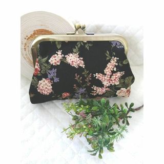 真鍮ラウンドがま口ポーチ☆黒地薔薇柄　ピンクフラワー　ハンドメイド(ポーチ)