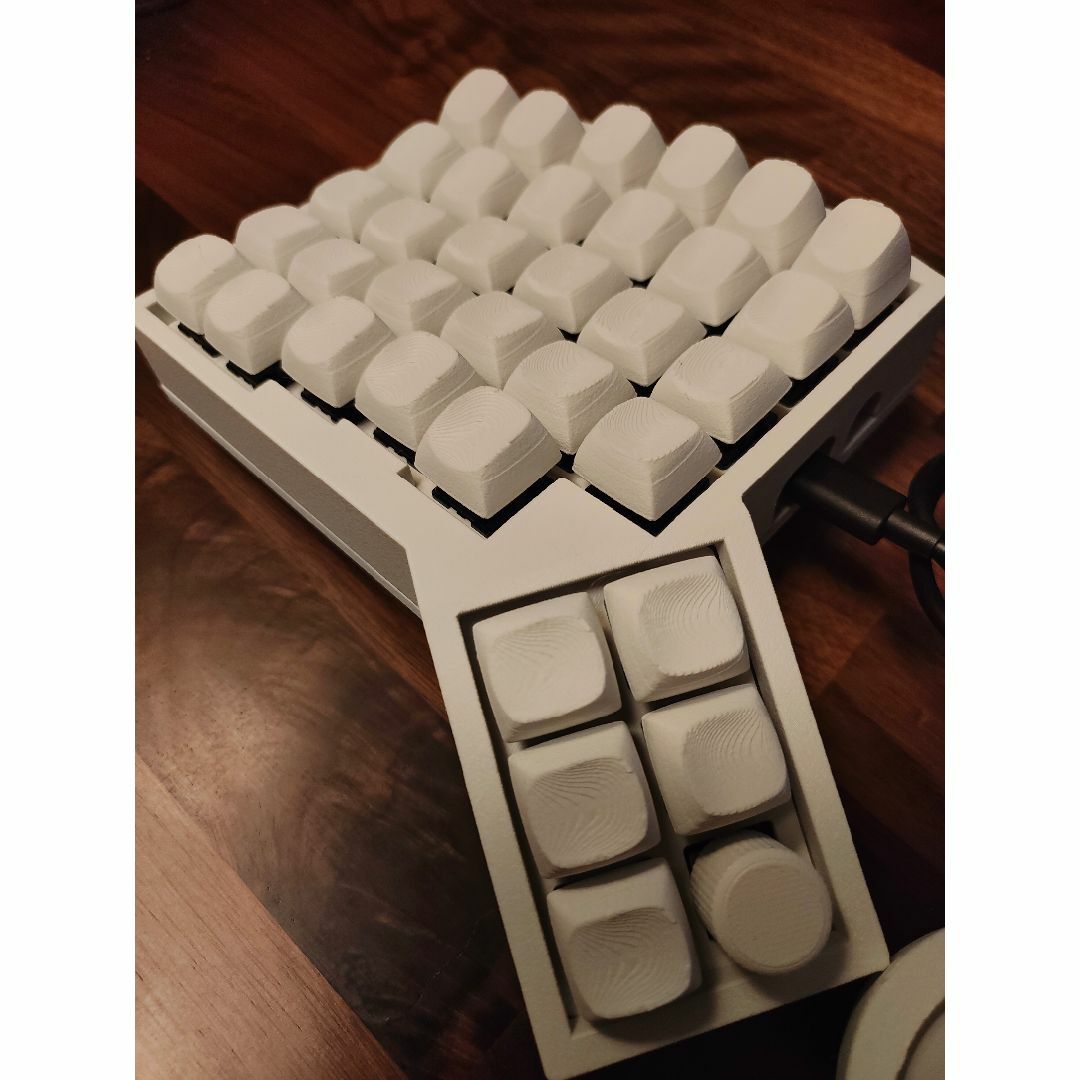 ErgoSNM White Trackball Split Keyboard スマホ/家電/カメラのPC/タブレット(PC周辺機器)の商品写真