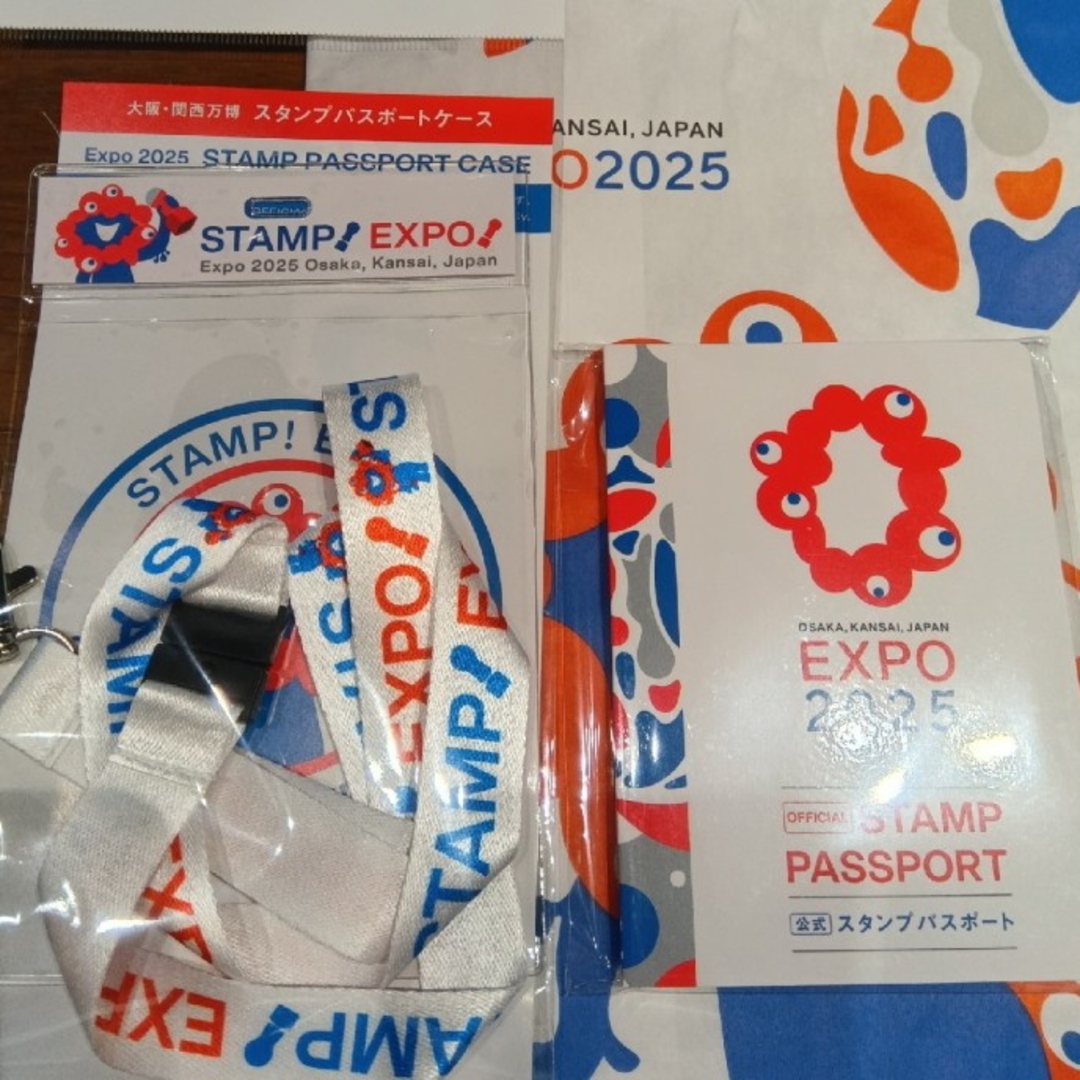 即日発送! 万博 スタンプパスポート パスポートケース ミャクミャク 大阪 エンタメ/ホビーのおもちゃ/ぬいぐるみ(キャラクターグッズ)の商品写真