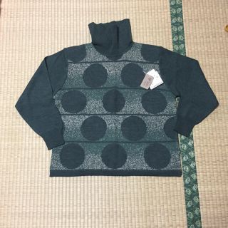 ユニクロ(UNIQLO)の新品 タグ付き LL 薄いニット タートルネック ドット柄 カーキ 緑 スリット(ニット/セーター)