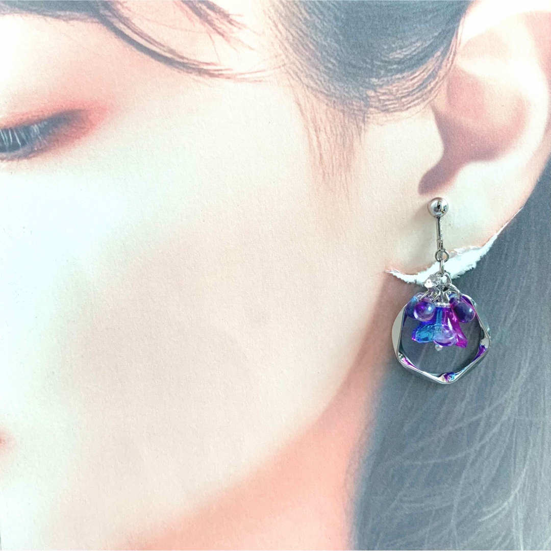 ハンドメイド＊カラフルフラワーとガラスドロップのシルバーイヤリング＊ピアス変更可 ハンドメイドのアクセサリー(イヤリング)の商品写真