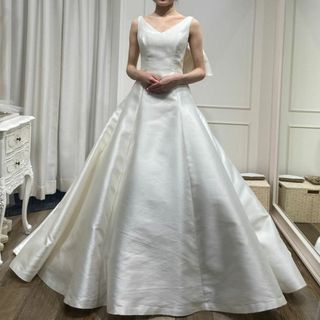 ウェディングドレス Vネック バックリボン 華やかなトレーン 繊細レース 結婚式(ウェディングドレス)