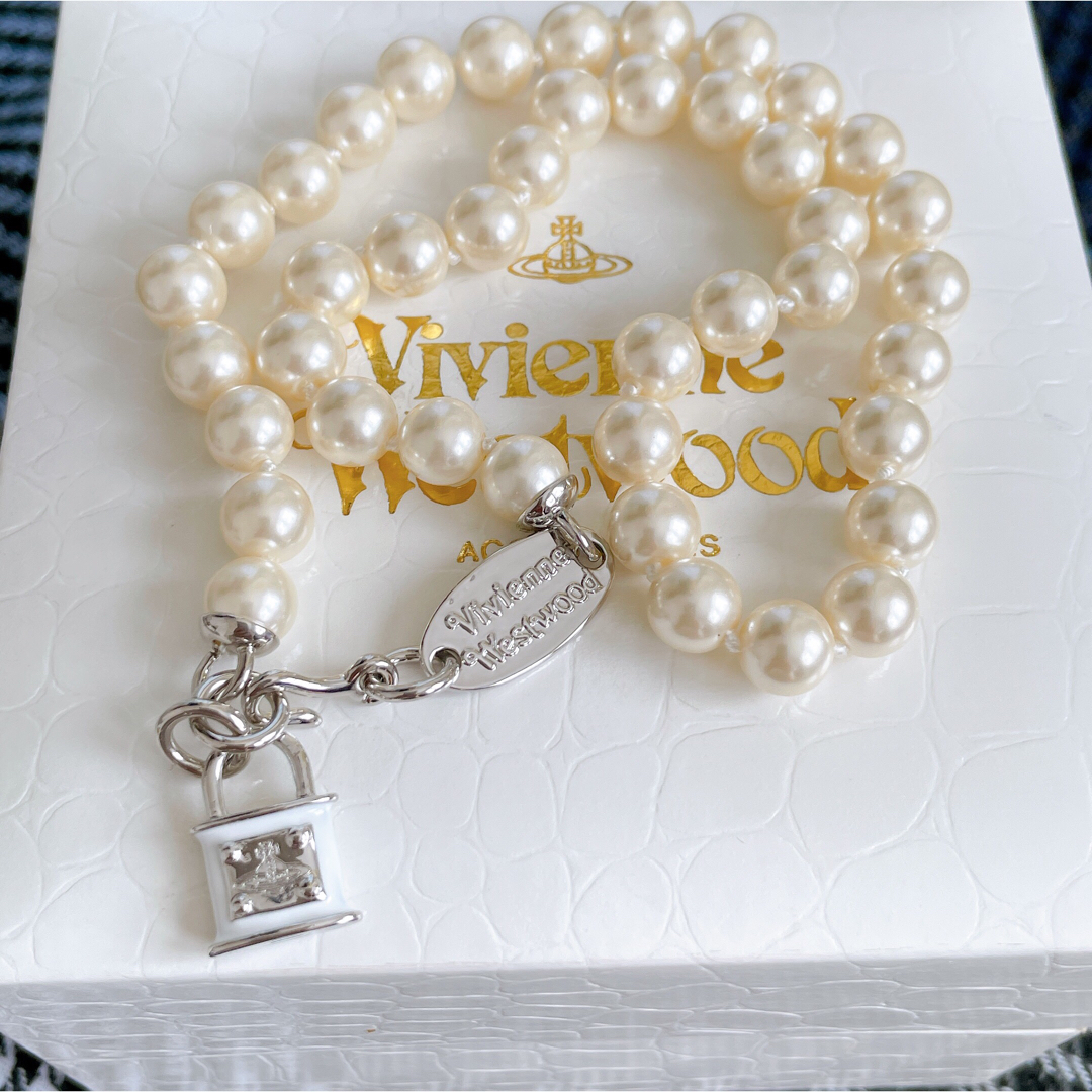 Vivienne Westwood(ヴィヴィアンウエストウッド)のヴィヴィアン 南京錠 パール ネックレス レディースのアクセサリー(ネックレス)の商品写真