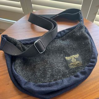 ビームス(BEAMS)のbeams HarrisTweed ボディバッグ(ボディーバッグ)