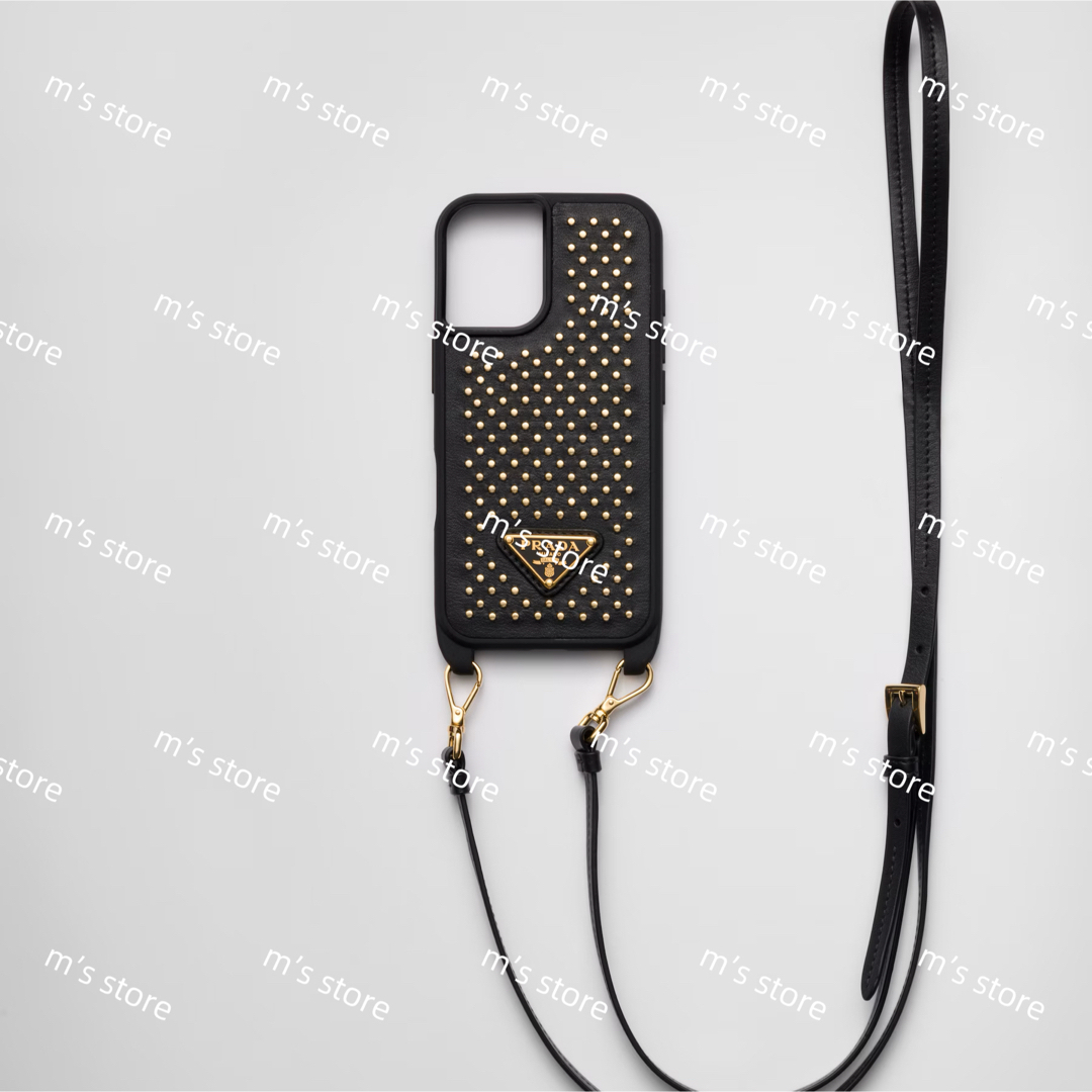 PRADA(プラダ)の新品 定価以下 PRADA プラダ スタッズ付 レザー iPhone16用ケース スマホ/家電/カメラのスマホアクセサリー(iPhoneケース)の商品写真