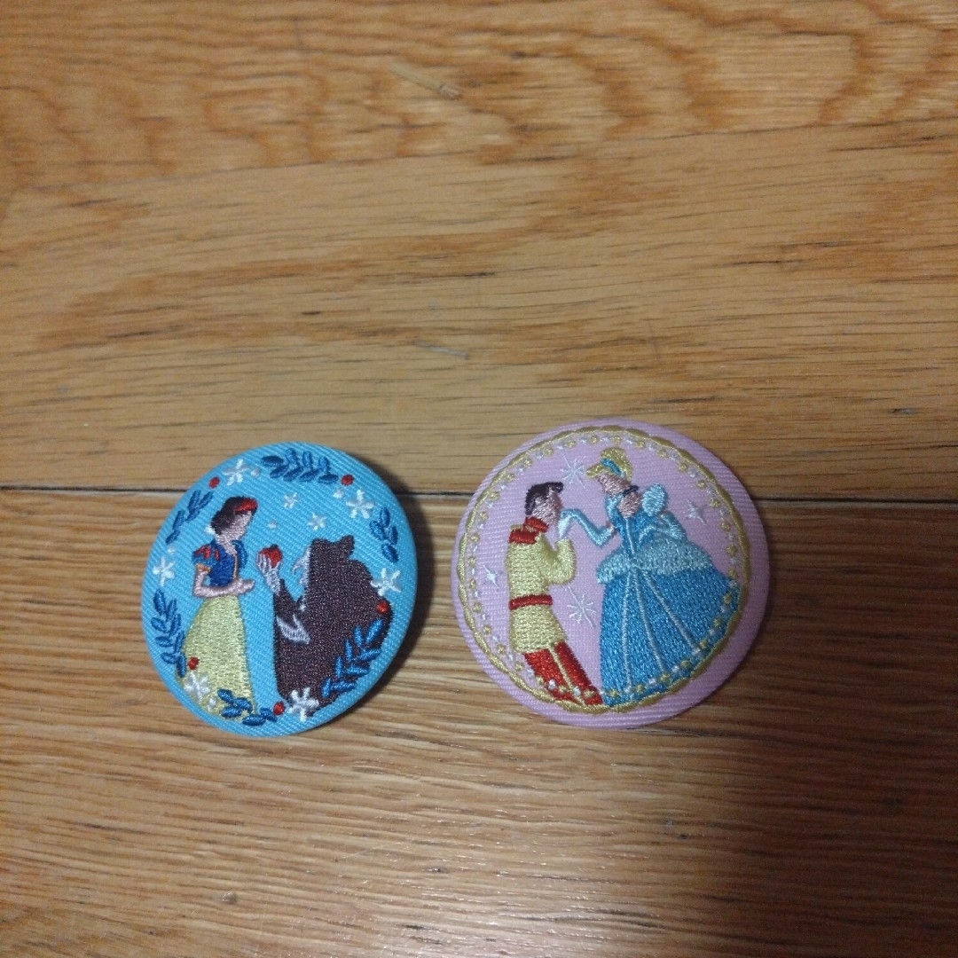 ディズニー　刺繍缶バッジ　白雪姫　シンデレラ エンタメ/ホビーのおもちゃ/ぬいぐるみ(キャラクターグッズ)の商品写真