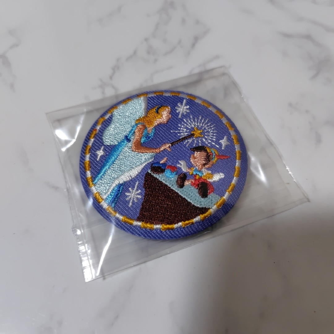Disney(ディズニー)のディズニー刺繍缶バッジ ピノキオ エンタメ/ホビーのおもちゃ/ぬいぐるみ(キャラクターグッズ)の商品写真