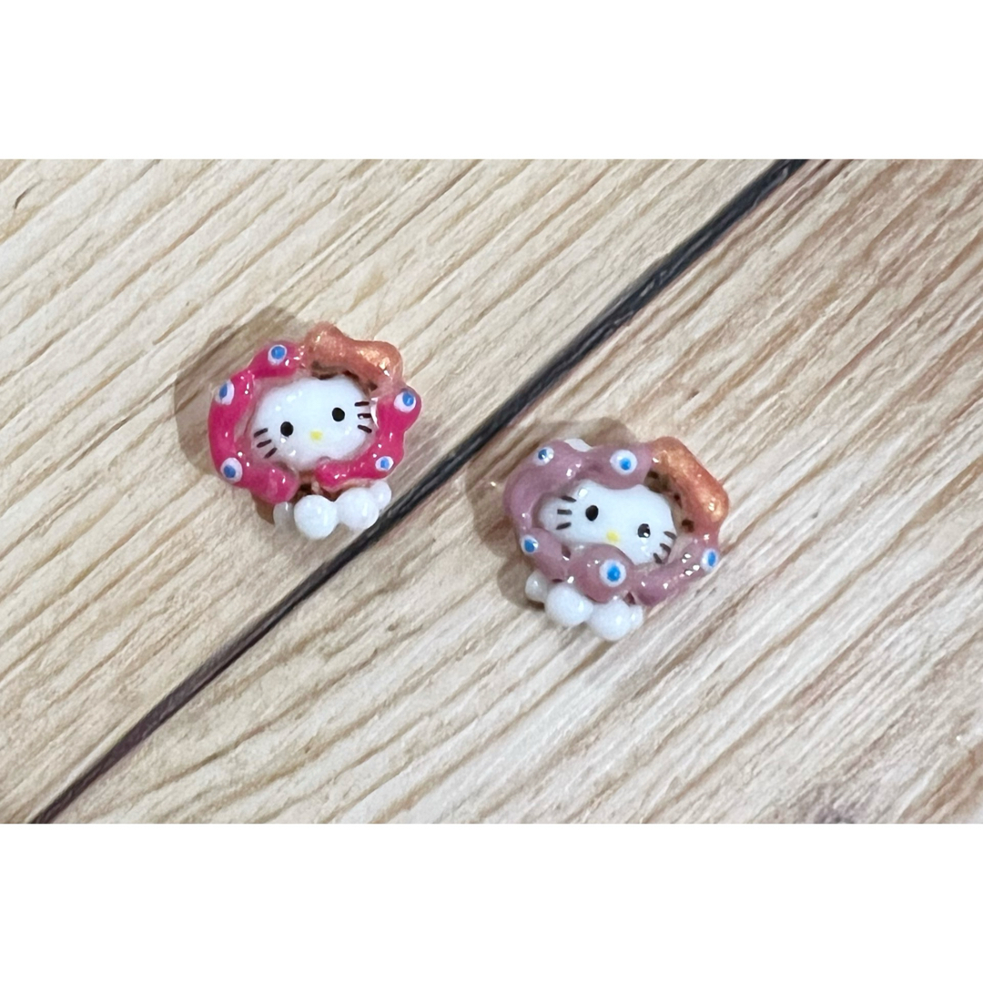 ミャクミャクネイルパーツ2つキティー コスメ/美容のネイル(デコパーツ)の商品写真
