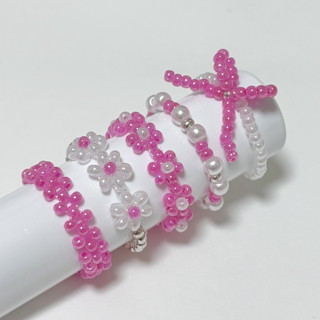 ハンドメイド ビーズリング ピンク ショッキングピンク ハンドメイドのアクセサリー(リング)の商品写真