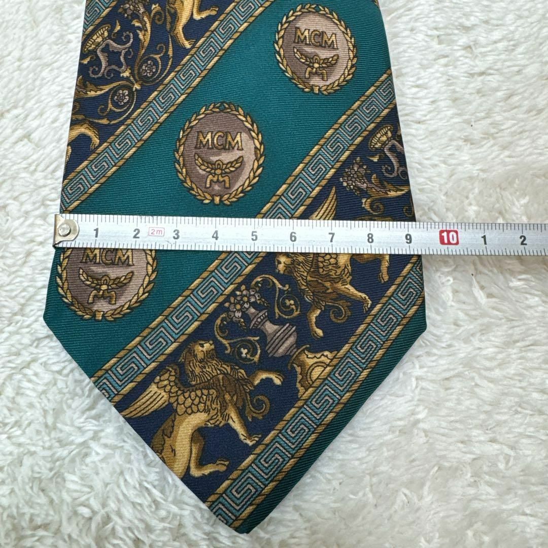 MCM(エムシーエム)のMCM シルクネクタイ グリーン ライオン×メダル柄 9.5×137cm メンズのファッション小物(ネクタイ)の商品写真