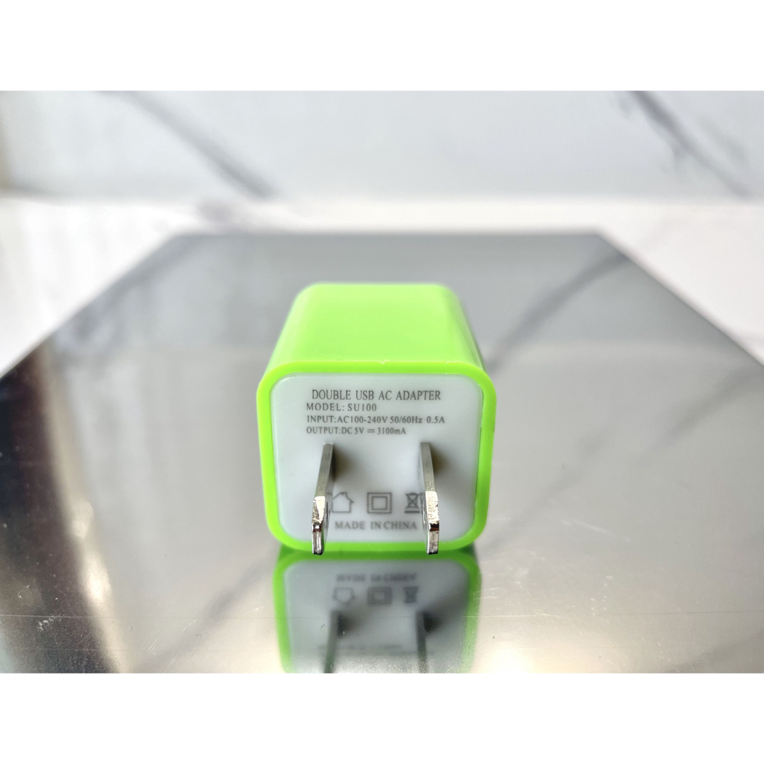 スマホ用充電器 USBコンセント ACアダプター iPhoneアンドロイド緑 スマホ/家電/カメラのスマートフォン/携帯電話(バッテリー/充電器)の商品写真
