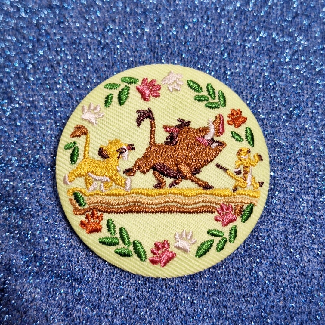 Disney(ディズニー)の【新品未使用】ディズニー刺繍缶バッジ ライオンキング Disney 再販 刺繍 エンタメ/ホビーのアニメグッズ(バッジ/ピンバッジ)の商品写真