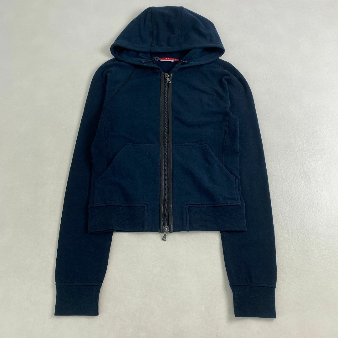 PRADA - プラダ　パーカー　Y2K 背面ロゴ フード フルジップ PRADA クロップド丈 PRADA - プラダ パーカー Y2K 背面ロゴ フード フルジップ PRADA