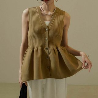 サロンアダムエロぺ(SALON adam et rope')の美品　サロンアダムエロペ　リブフレアーペプラムプルオーバー　キャメル(カットソー(半袖/袖なし))