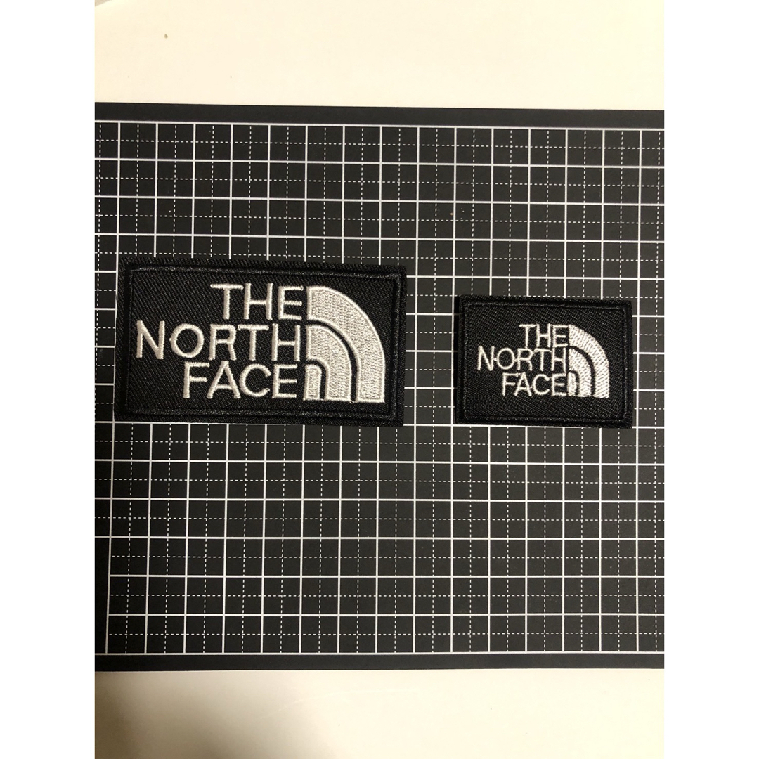 THE NORTH FACE(ザノースフェイス)のノースフェイス ワッペン黒2枚 ハンドメイドの素材/材料(各種パーツ)の商品写真