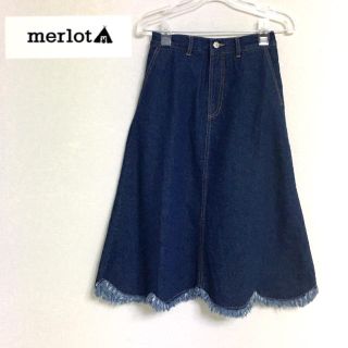 メルロー(merlot)のメルロー スカラップカットオフデニムスカート ネイビー(ひざ丈スカート)