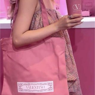 バレンティノ(VALENTINO)の最新　ヴァレンティノ　トートバッグ限定2025年Valentino×AMAM(トートバッグ)