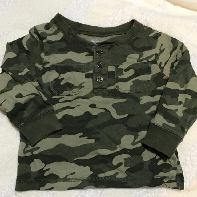 Old Navy(オールドネイビー)のオールドネイビー  迷彩柄 長袖 Tシャツ  90 カモフラージュ キッズ/ベビー/マタニティのキッズ服男の子用(90cm~)(Tシャツ/カットソー)の商品写真